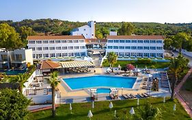 Adelais Bay Hotel